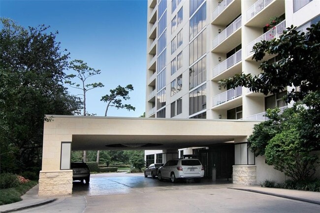 Building Photo - 121 N Post Oak Ln