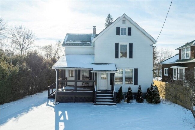 Building Photo - 122 Oak St