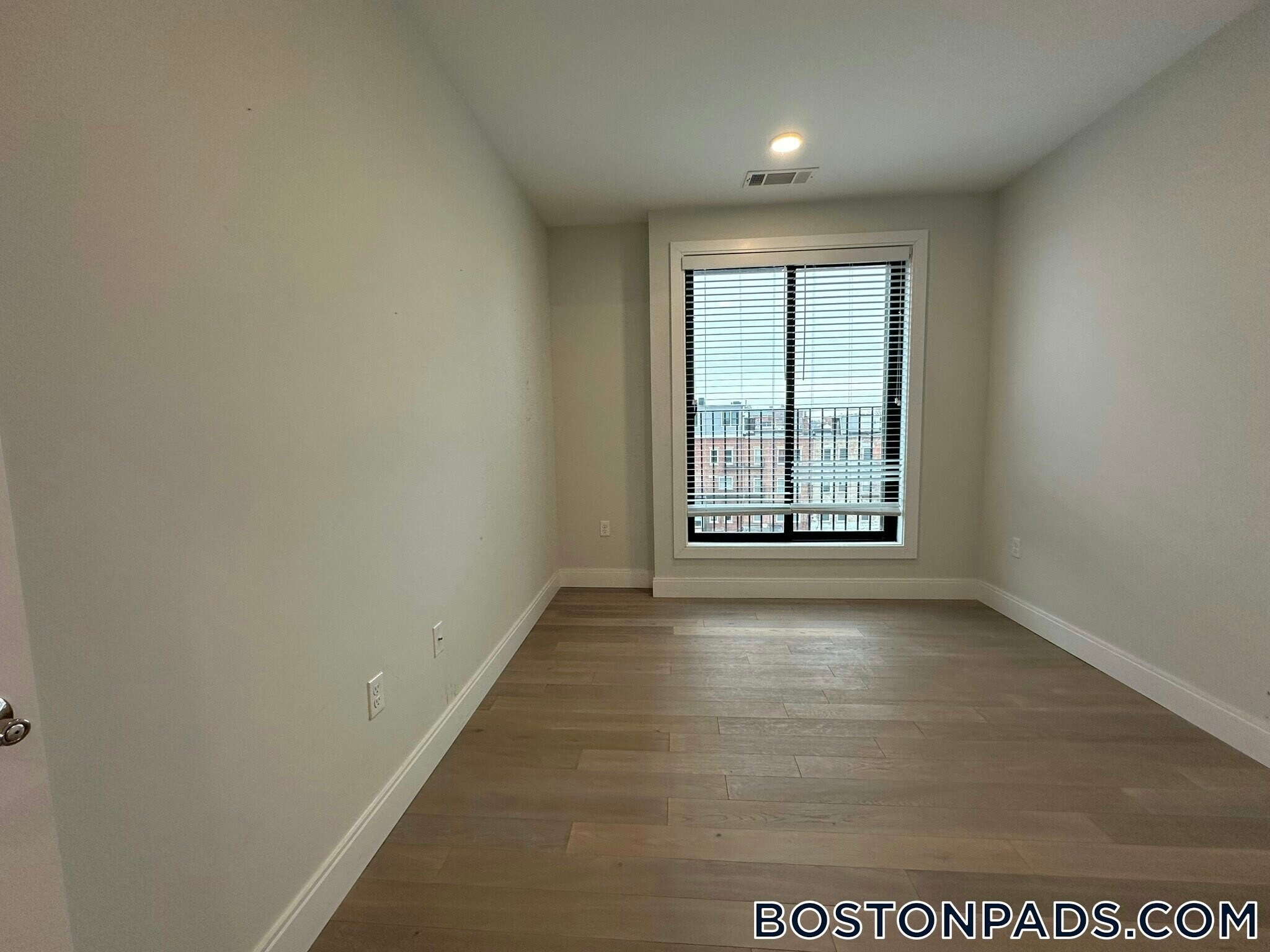 Building Photo - 152 Liverpool St