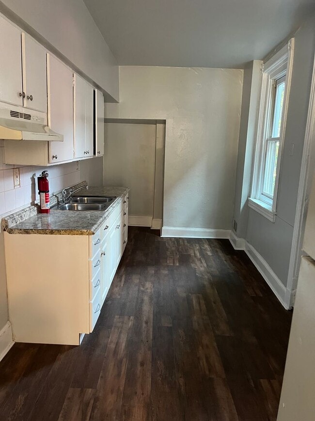 Building Photo - Lancaster City Large 4 bedroom
