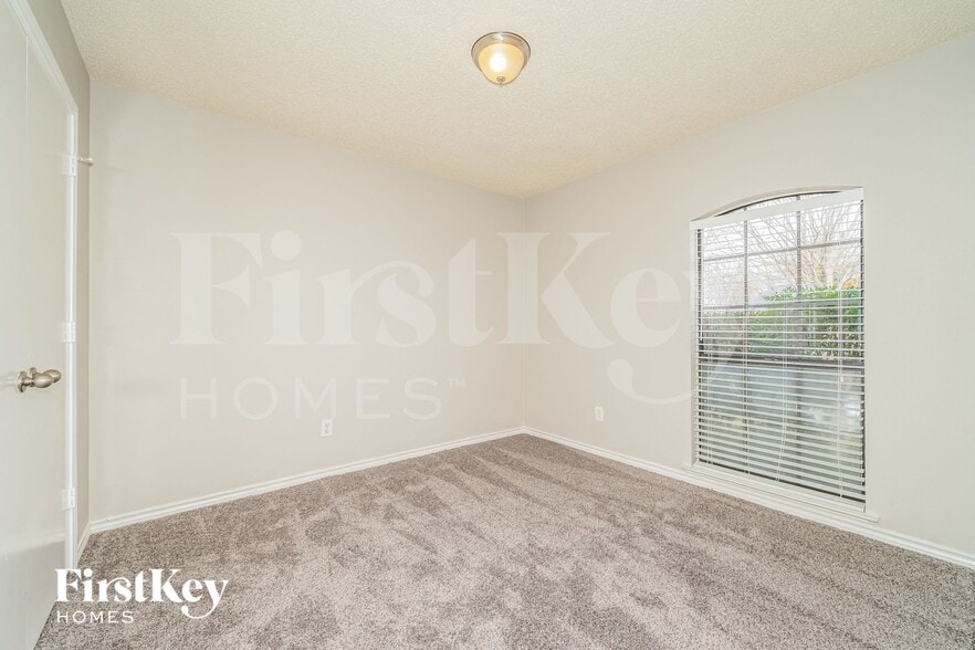 Building Photo - 700 Robin Meadow Dr