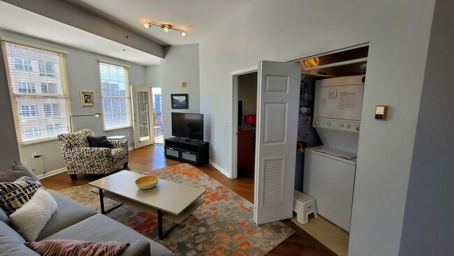 Building Photo - 475 W 12th Ave