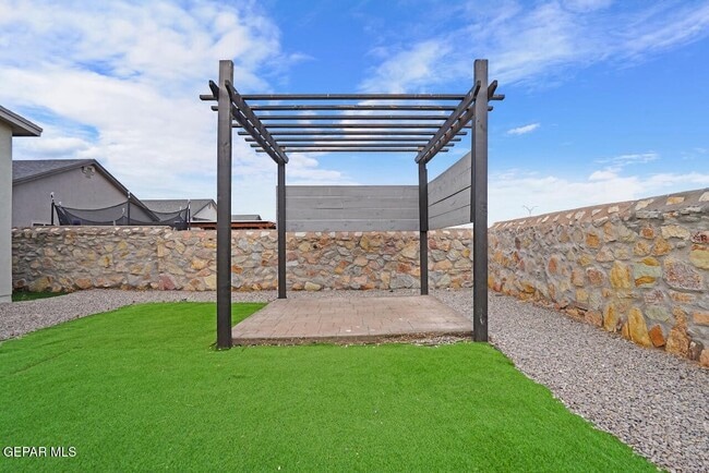 Building Photo - 13757 Villa Vista Ave