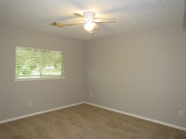 Building Photo - 3519 Englewood Dr