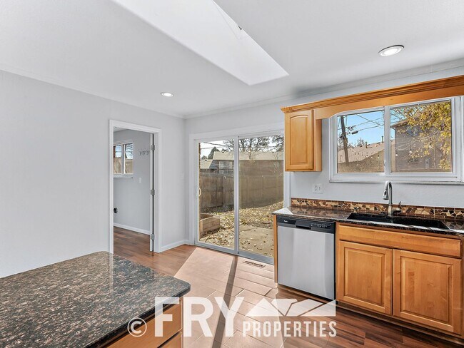 Building Photo - Updated Duplex on Large Lot in Great Location