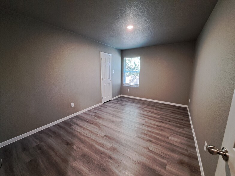 Building Photo - 209 W Robin Ln