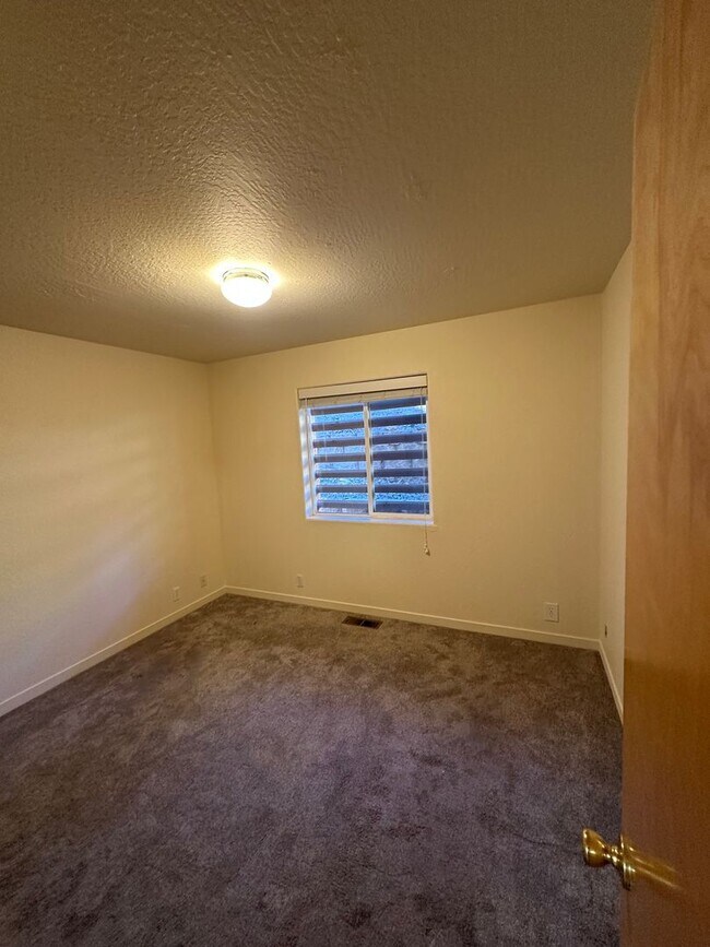 Building Photo - 11530 Rhineland Ave