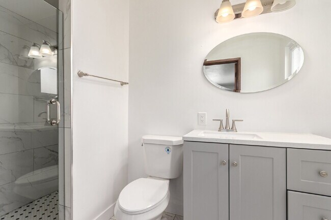 Building Photo - Beautifully updated 4 bed 2 bath Single Fa...