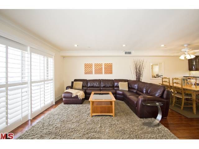 Living room - 1621 Barry Ave