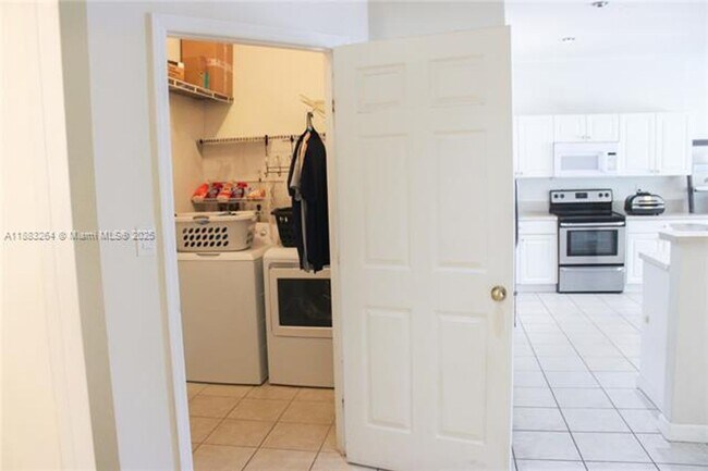 Building Photo - 2106 NE 40th Ave