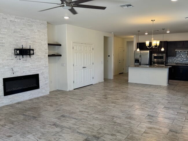 Building Photo - 9810 N Howling Wolf Rd