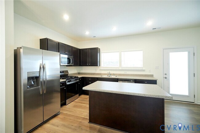 Building Photo - 240 Greenpark Rd