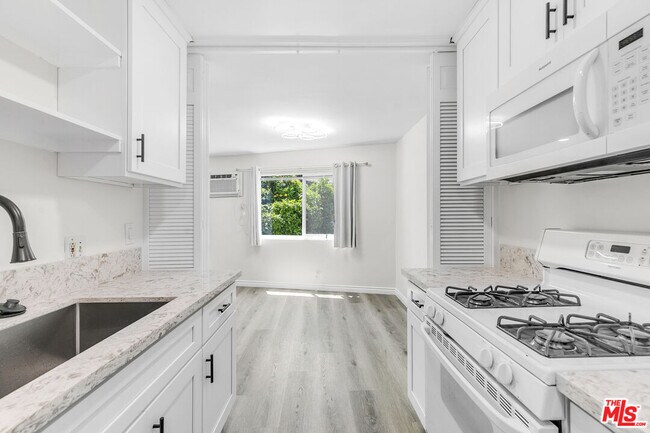 Building Photo - 10634 Holman Ave