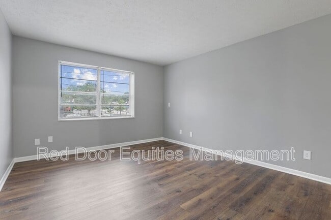 Building Photo - 123 Walnut St