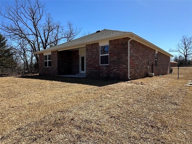 Building Photo - 17019 Oak Dr