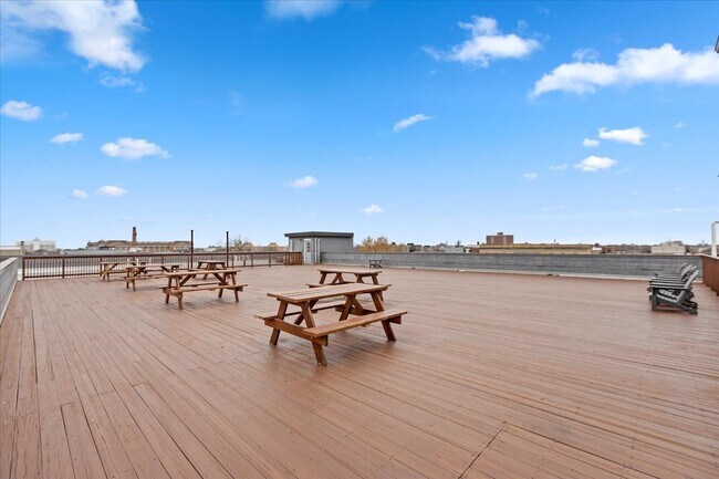 Building Photo - 2217 W Madison St