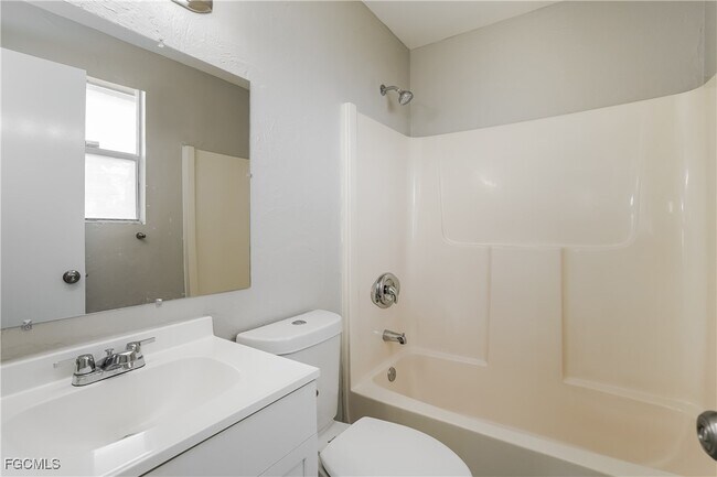 Building Photo - 823 NE 18th St