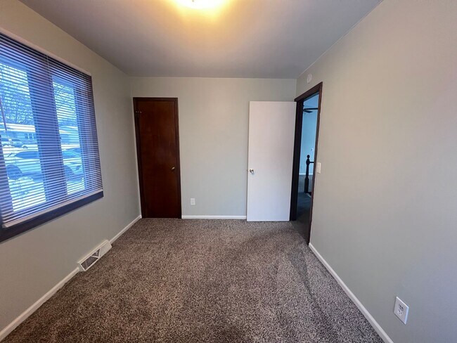 Building Photo - Rockford Schools!  4-Bedroom Duplex