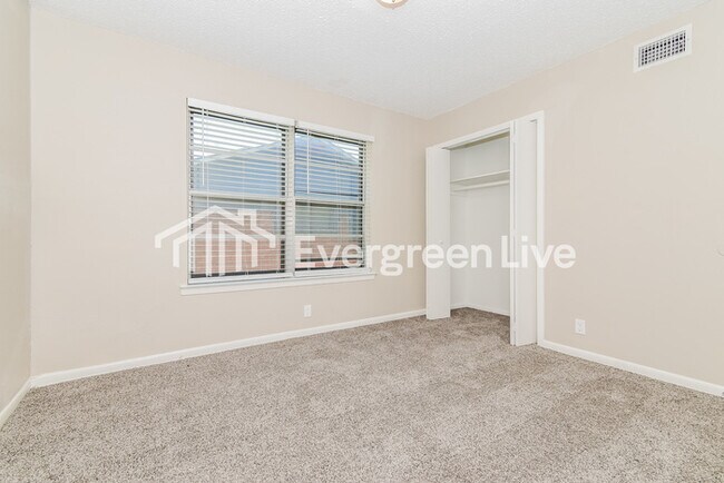 Building Photo - 3504 Hilton Dr