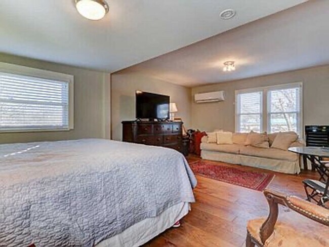 Building Photo - South Knox 3BR/2BA - TWO kitchens; great for roommates