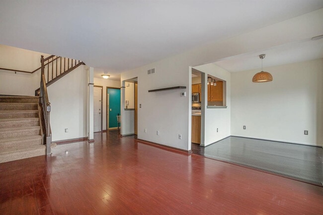 Building Photo - 3088 Village Cir