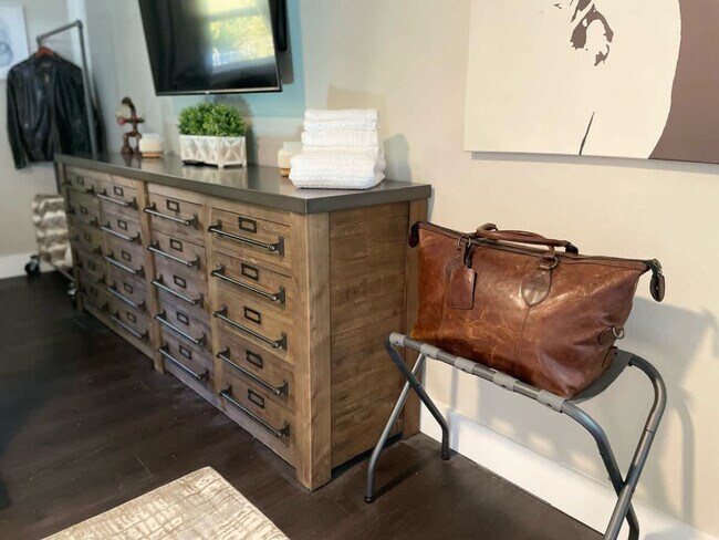 Building Photo - 104 SE 12th St