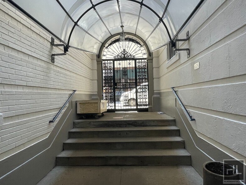 Building Photo - EAST 10 STREET