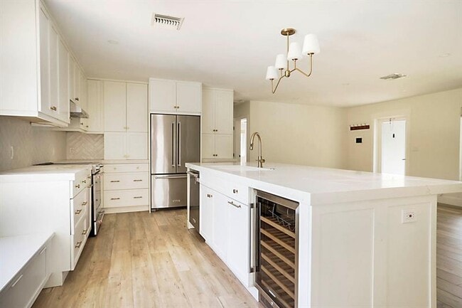 Building Photo - 2445 SE 7th St