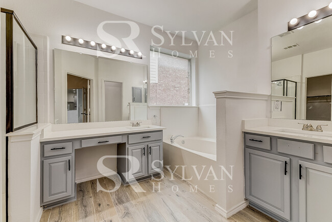 Building Photo - Your dream home awaits!