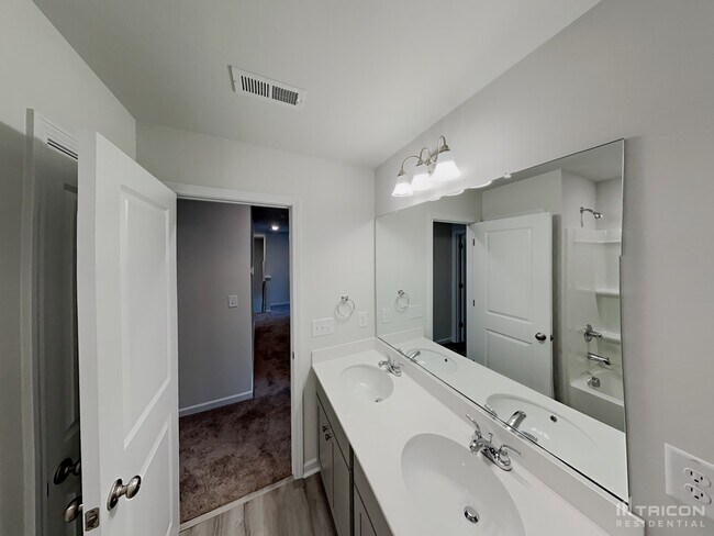 Building Photo - 3765 Streamside Dr