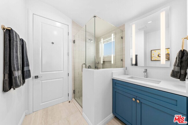 Building Photo - 530 S Bentley Ave