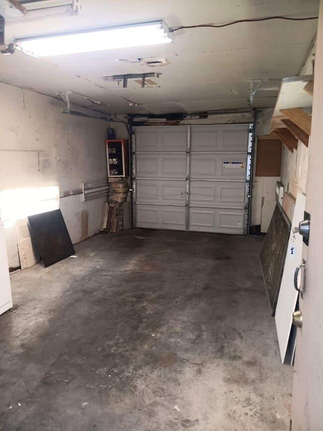 Building Photo - ADORABLE 1 BED/1 BATH/ 1 CAR