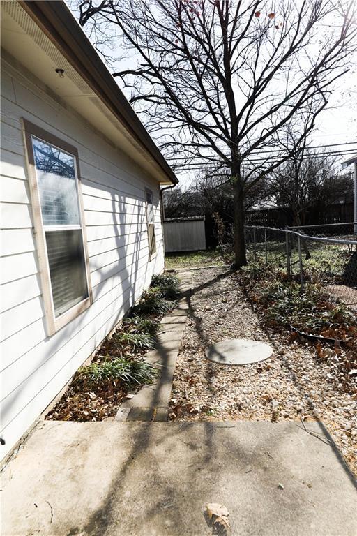 Building Photo - 611 Zennia St