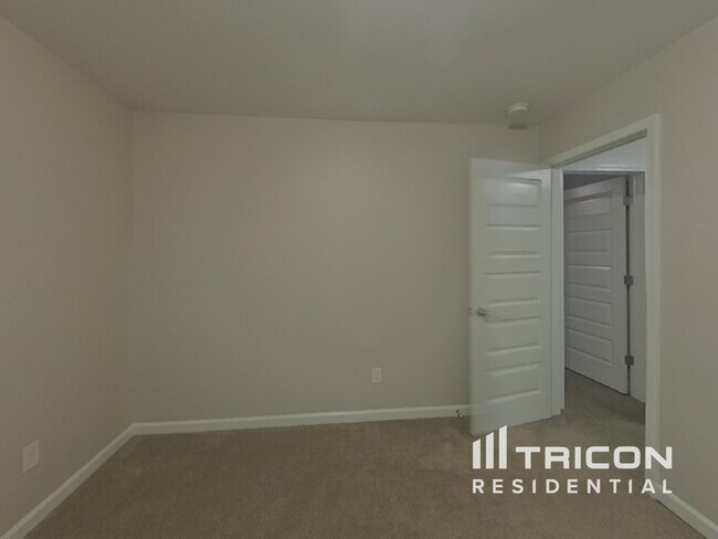 Building Photo - 3650 Lebella Ln