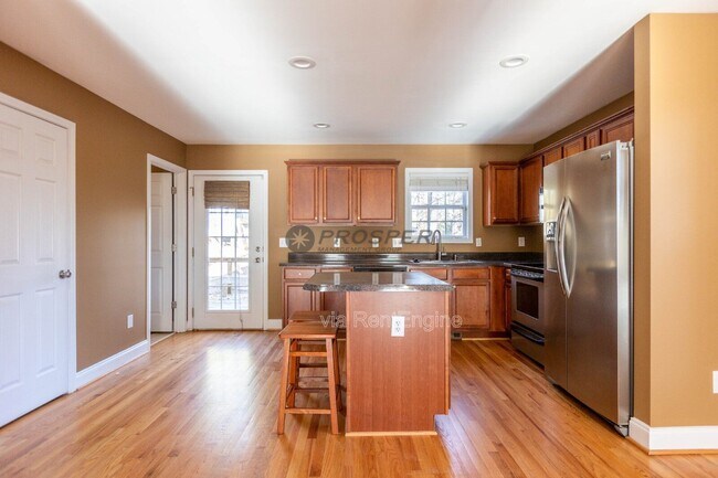 Building Photo - 102 Wellington Ave