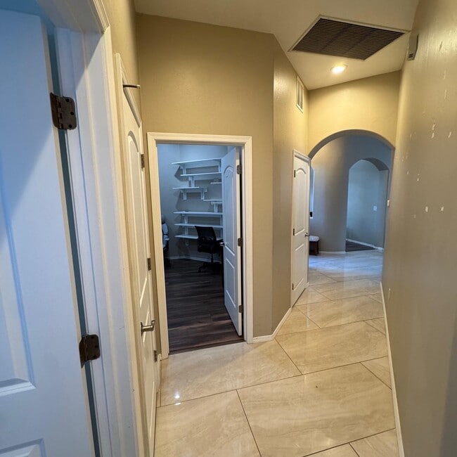 Building Photo - 1111 Vista De Los Alamos