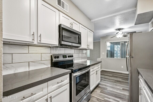 Building Photo - 1518 W Colter St