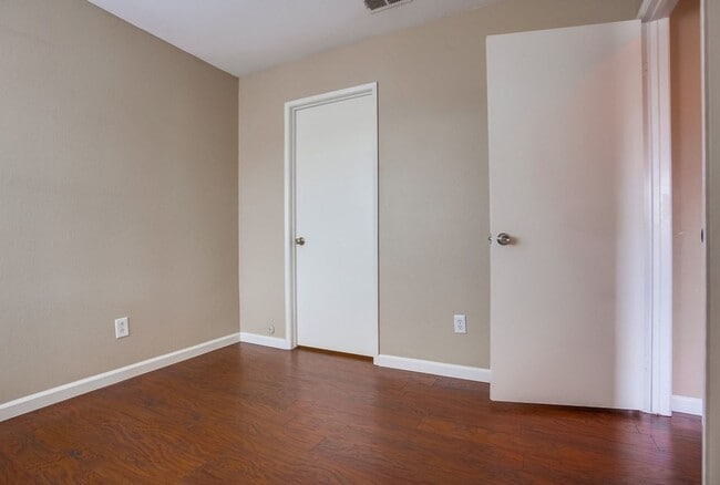 Building Photo - Desirable 3 Bedroom 2 Bath in Ivey Ridge C...