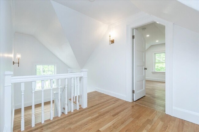 Building Photo - 247 Hale St