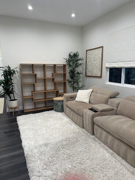 Building Photo - 15752 Royal Ridge Rd