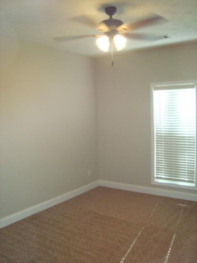 Building Photo - Home in Phenix City available to rent 10/2...