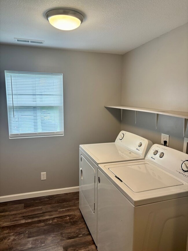 Building Photo - Check Out This 3-Bed/1-Bath House in Bluff...
