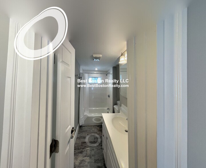 Building Photo - 33 Hancock St