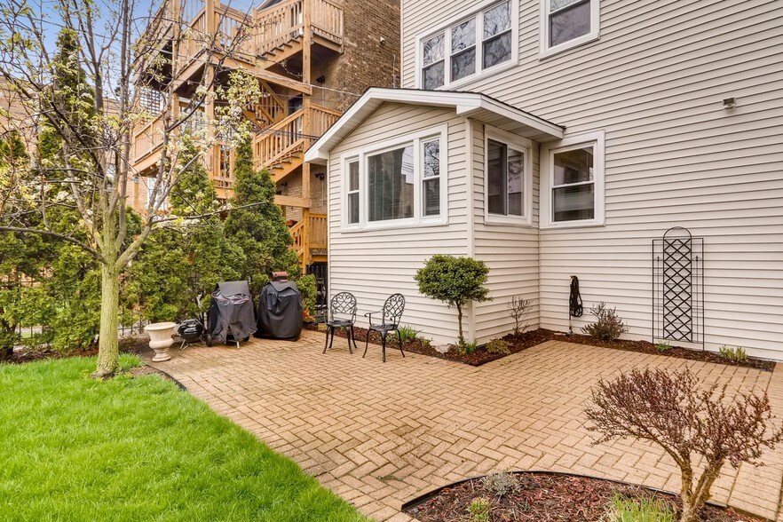 Building Photo - 2549 W Winnemac Ave