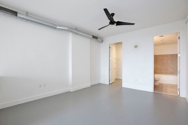 Building Photo - Beautiful 1/1.5 Modern Condo in the Highly...