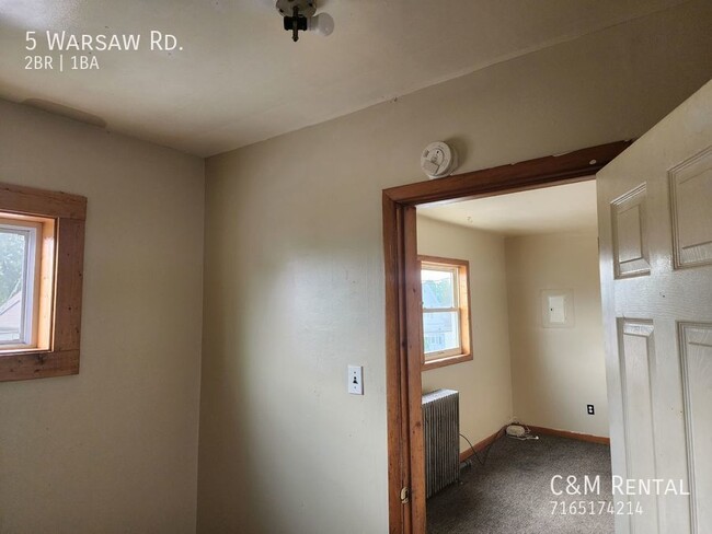 Building Photo - 2 Bedroom Upper Apartment with potential f...