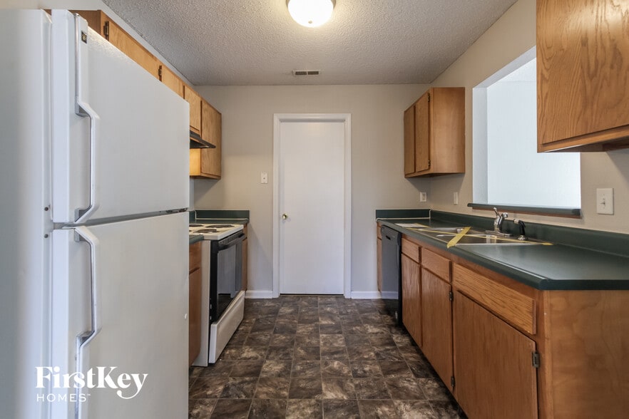 Building Photo - 3912 Roundwood Dr