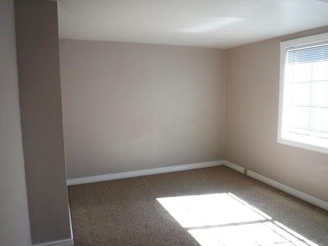 Building Photo - Adorable 1 bed 1 bath North End Apartment off 9th & Ada