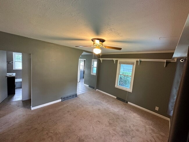 Building Photo - Nice 2bd / 1 ba house with attached garage...