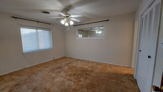 Building Photo - 707 Lewis Dr